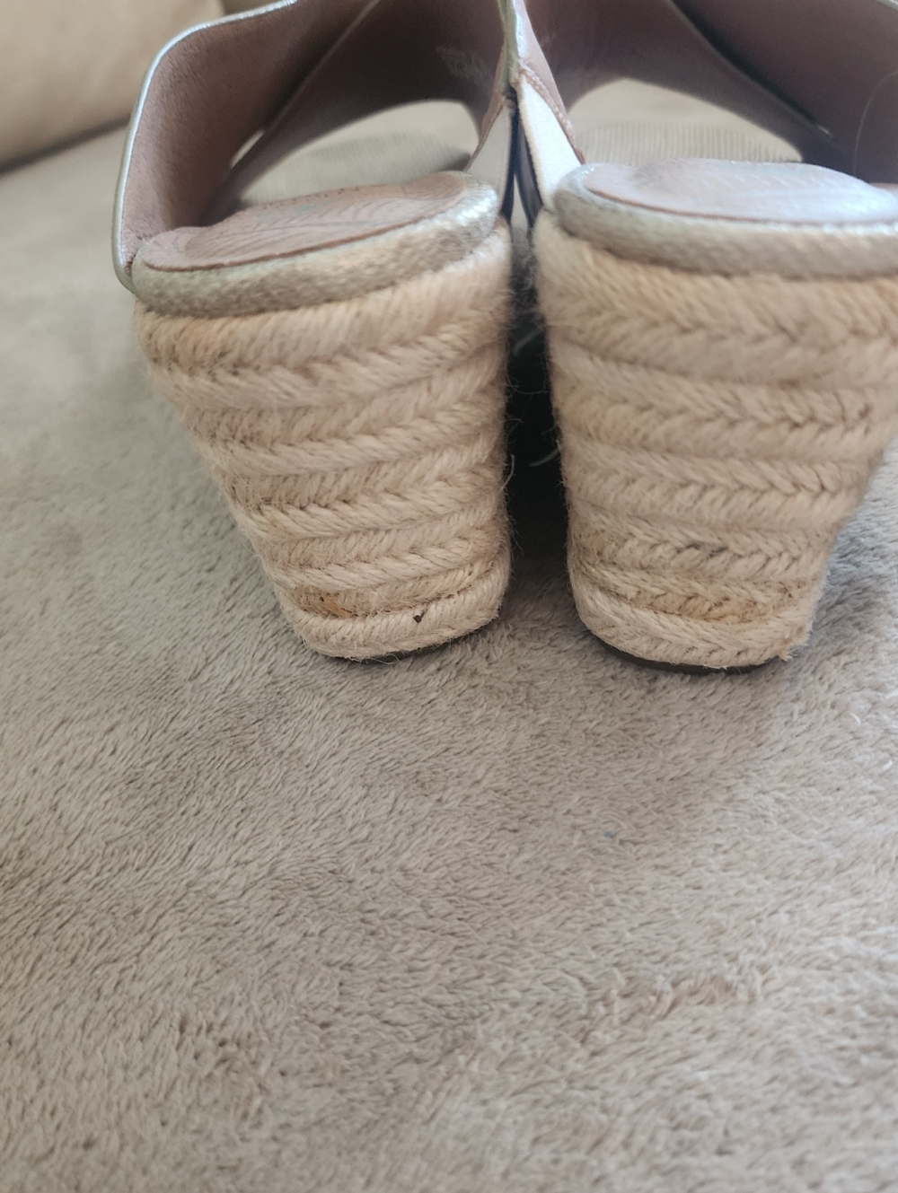 NWT.Andrew Geller Women's Metallic Gold Crisscross Slide Mules - Picture 7 of 9